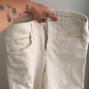 Jeans del 40 benvita - 98 bomull 2 elastan.  Endast provade.  Normalhög midja,  klassisk casual, smiter åt kring höft rumpa och blir sedan raka.  Snyggt till sneakers och avslappnad blus eller fräsch bastop.