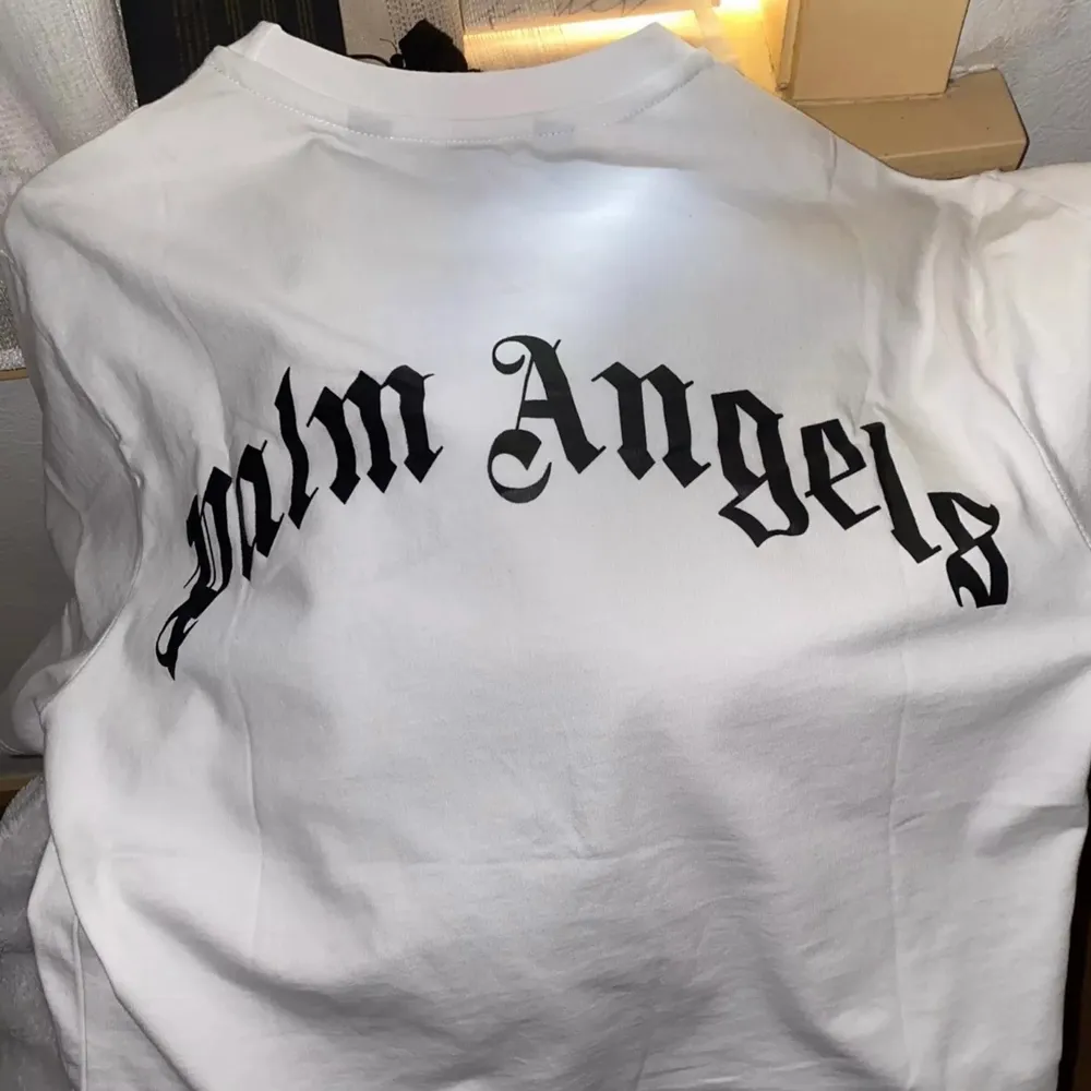 Palm Angels tshirt med nallen. Finns i färgen svart & vitt! Kundbild på vit finns på bild 2 & 3. Fler bilder kan självklart skickas. Säljs för 650kr INKL frakt!. T-shirts.