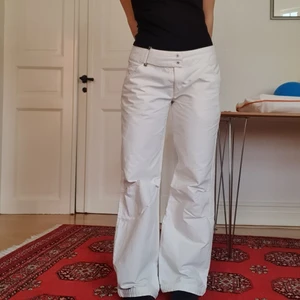 Lågmidjade adidas byxor - Supersnygga vita adidasbyxor, lågmidjade och har spännen längst ner! Innberbenslängd: 75cm, jag är 1.65cm Säljer då de är lite för stora för mig och inte kommer till användning. Skriv om du har frågor eller vill ha fler mått :-)