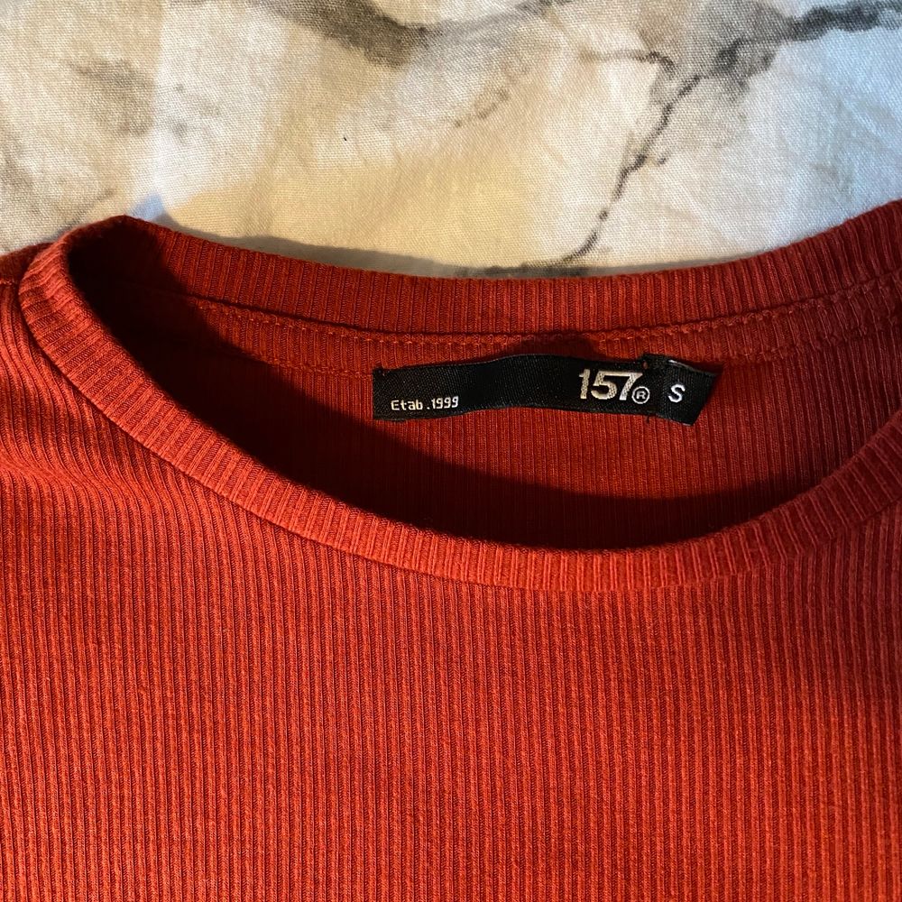 Ribbad röd T-shirt från lager 157 . T-shirts.