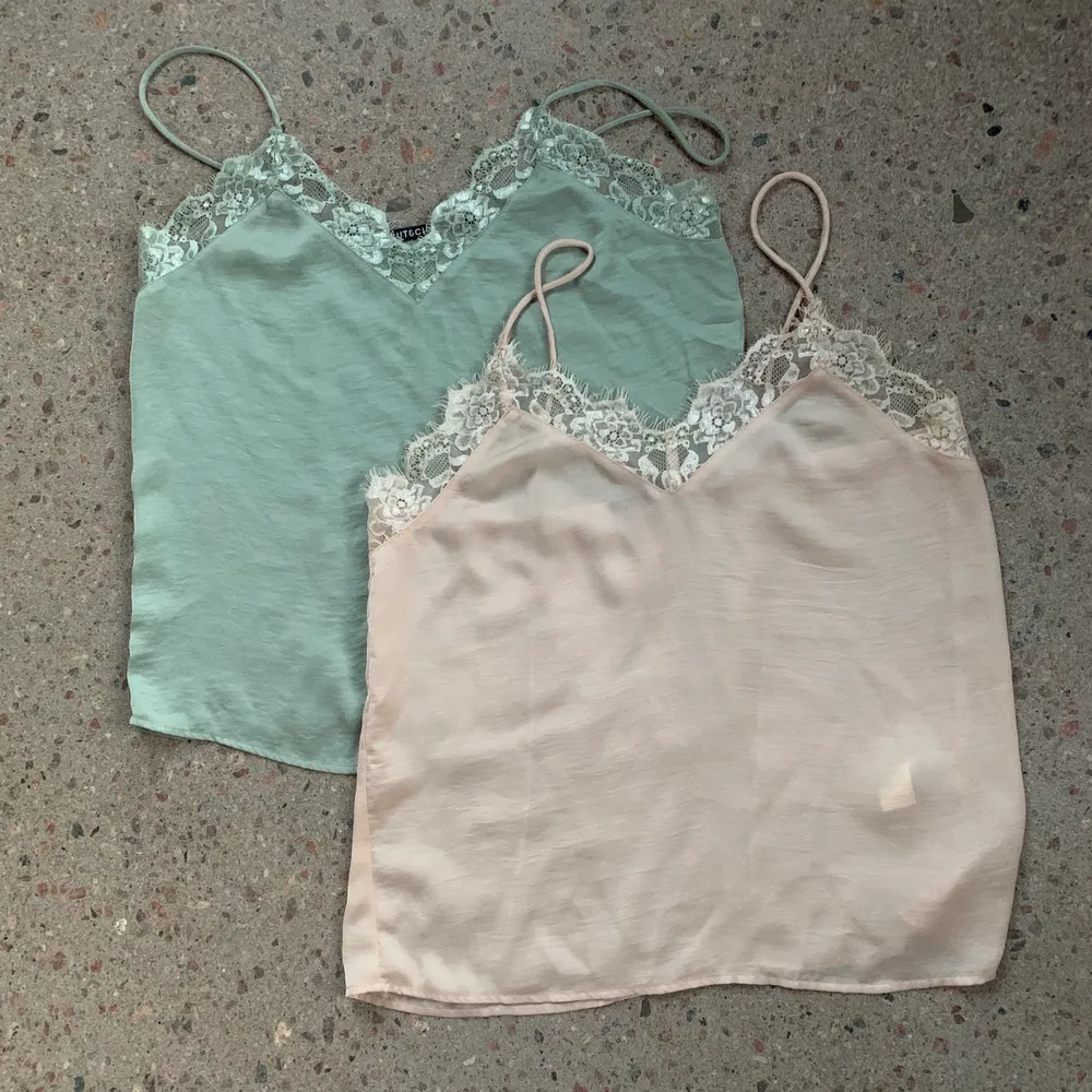 2st linnen i silke 🫶🏻 Köp 1 för 30kr eller båda för 50! Båda är i XS. Toppar.