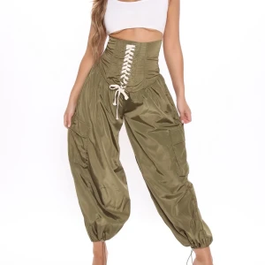 Fashion Nova byxor storlek S - Sjuuuukt snygga byxor från Fashion Nova som jag älskar!! Korsett-delen kan man knyta så den sitter hårdare eller lösare. Älskar allt med dessa. Enda anledningen att jag säljer är att jag är broke 🥲 bara använda en gång! Nypris 680:- 