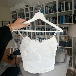 Zara topp - Super söt topp från zara! Säljs inte längre! Storlek M men resår i ryggen så passar både mindre o större! Bra skick! 🤍 
