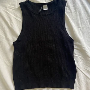 Linne - Svart tank topp från hm i storlek xs men den är väldigt stretchig❤️