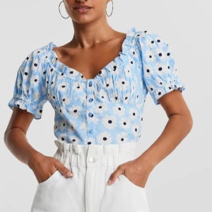 Matilda top gina tricot - Jättefina topp från gina tricot. Aldrig använd. Legat i min sommarlåda då den blivit för liten för mig.