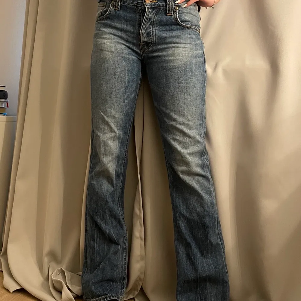 ett par blå mid waist jeans från nudie i bra skick. skulle säga att storleken är S. skriv privat om du vill köpa eller buda i kommentarerna!. Jeans & Byxor.