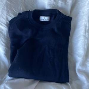 Säljer en mörkblå ull Stine island junior tröja i storlek 14 år. Är i gott skick.