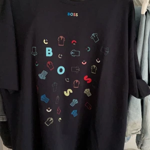 Hugo boss T-shirt - Hugo Boss 20 years anniversary tröja. Köpt på Johnells förra veckan, tagg finns kvar.  Nypris 979kr Mitt pris 750, fri frakt!