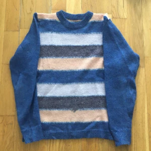 Vinter tröja  - Säljer denna vinter tröja, vill inte ha den längre. Storlek: S Leverans info: skickar via Post Nord