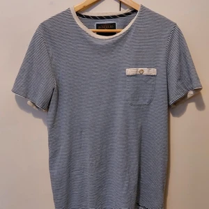 Bondelid T-shirt - Blå/vit t-shirt av märket Bondelid