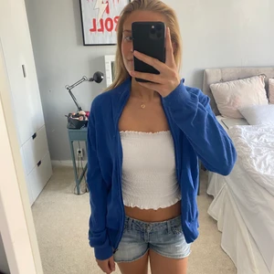 Kofta - En söt blå kofta som aldrig kommit till användning, jätte fint skick 