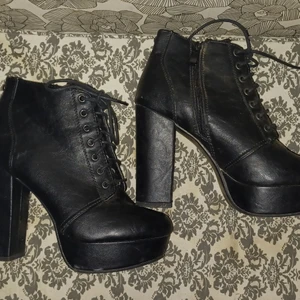 Klackskor - Sparsamt använda skor från Vox som även är omklackade. I fint skick. Storlek 38. Skickas eller hämtas i Valbo/Gävle. Köparen står för frakt. Vill du köpa mer av det jag har så kan paketpris ordnas. Ställ gärna frågor om du undrar något. Mvh Caroline 