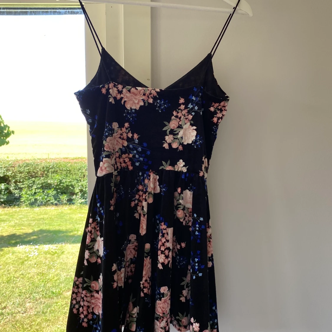 Blommig byxdress - 90