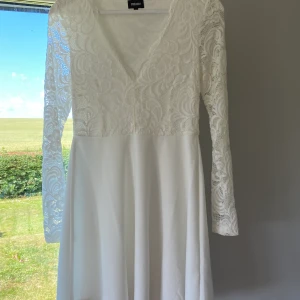 Vit klänning från bubbleroom  - Vit sommarklänning från bubbleroom i storlek s! Lika fin till vardags som till fest. Överdelen är i spets och ”kjolen” helt vit. Passar skitbra till konfirmation/student! Inga defekter finnes, ser nyköpt ut.