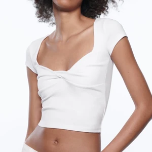 Zara topp - Säljer denna vita zara toppen i storlek S. Passar inte mig tyvärr så säljer vidare. Alla lappar är kvar på. HELT SLUTSÅLD! Köparen står för frakt. ❤️