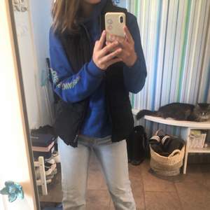 Blå hoodie storlek M. Super mysig och knappt använd. Jätte fin blå färg!🤩