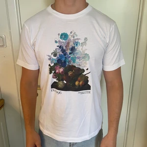 Vit T-shirt med tryck - Vit T-shirt köpt på uniqlo, storlek M 