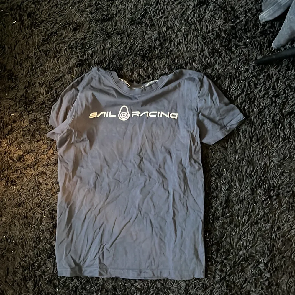 Säljer denna sail racing tshirt på grund av att jag inte längre använder den Cirka ett halvår gammal men endast använd en gång så i bra skick Nypris ca 500kr. T-shirts.