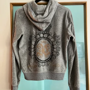 Vintage Juicy couture kofta - Vintage juicy kofta, strl L men dom e små i strl så skulle säga M. 