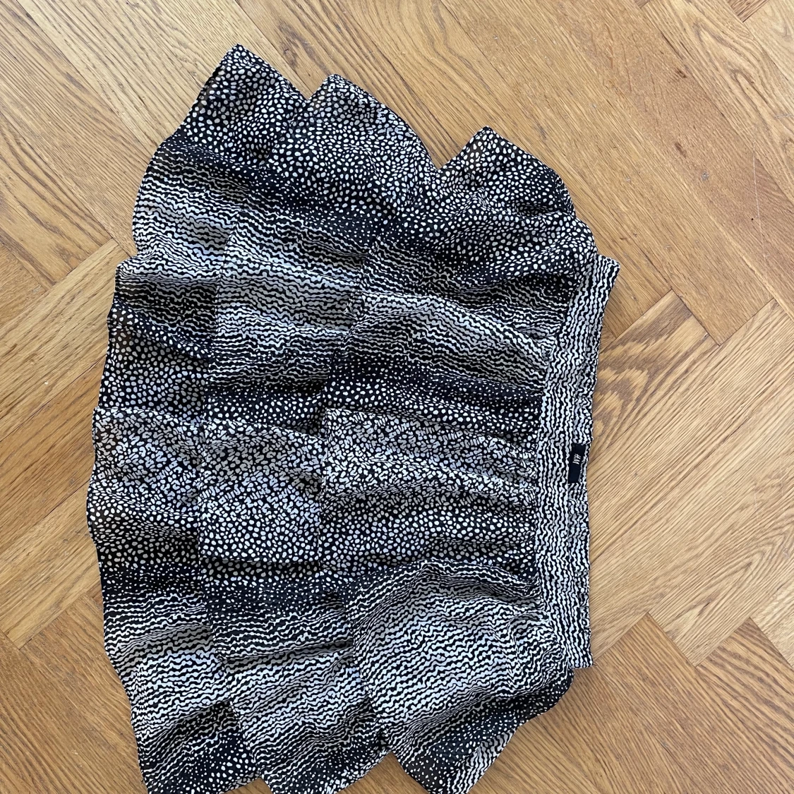 Svart/vit prickig kjol 