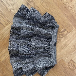 Svart/vit prickig kjol  - Svart/vit prickig kjol aldrig använd