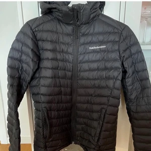 Vinterjacka - En äkta peak performance jacka i jättebra skick. Den är i storlek 170 men den passar xs/s också💕köparen står för frakten. Inga returer