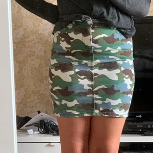 Jane skirt militärfärg  - En kjol med militärfärg från Cubus💕 den är i modellen Jane skirt. använd fåtal gånger, och den är i stretchmaterial.  Kjolen är i storlek S men är väldigt stretchig så man kan ha den även om man typ är M i vanliga fall. 