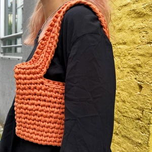Virkad väska  - @creoslitore - en orange stilig crochet bag 🧡 Kolla in min Instagram, @creoslitore, för fler väskor. Tar även emot beställningar i alla former o färger om det önskas 🧡🦋