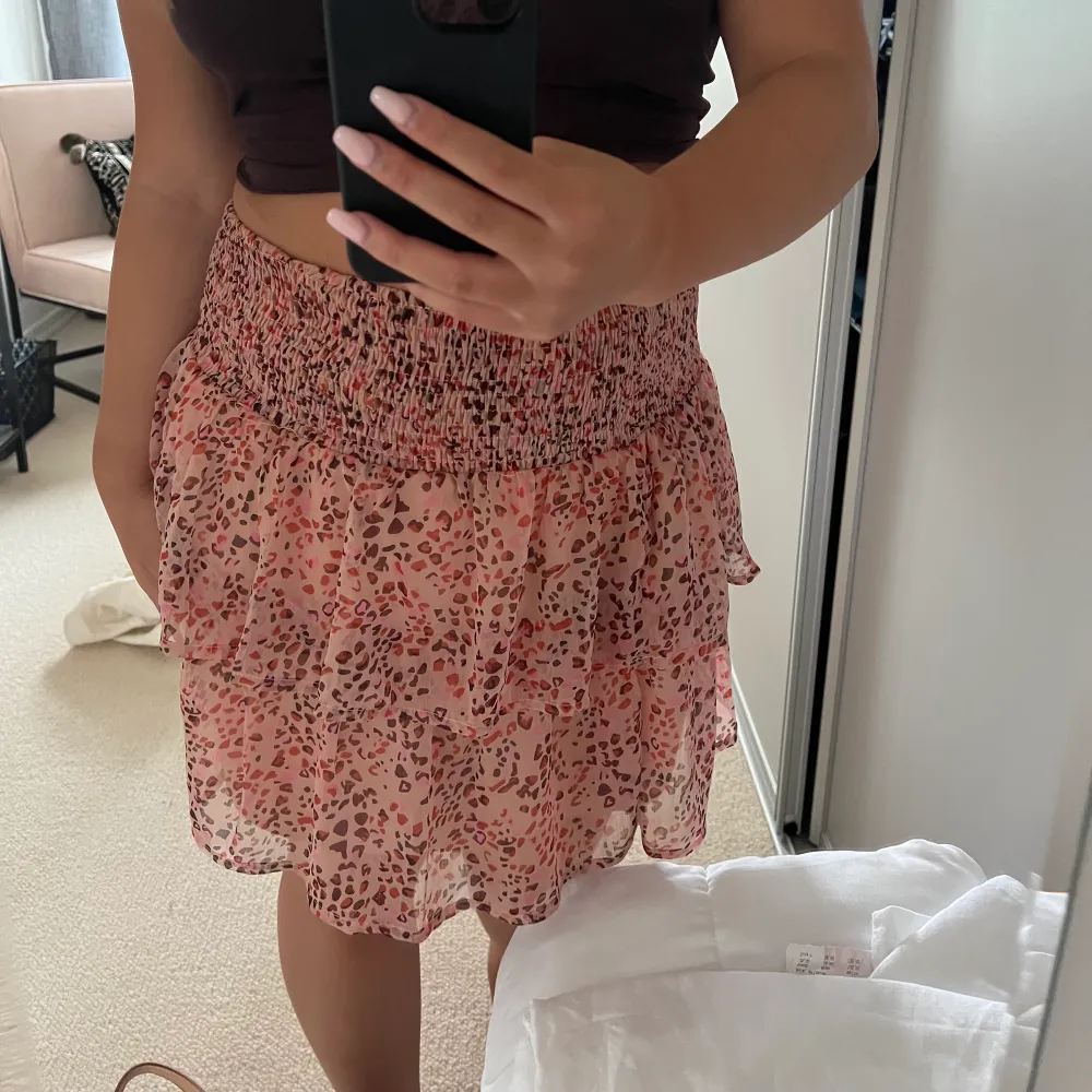 Säljer denna rosa mönstrad kjol från vero moda köpt för 3 år sen! Använd ett fåtal gånger och är i gott skick! är i strl M men passar bra för både xs-m skulle jag säga!Skriv för mer frågor! Frakt är ej inräknad💗. Kjolar.