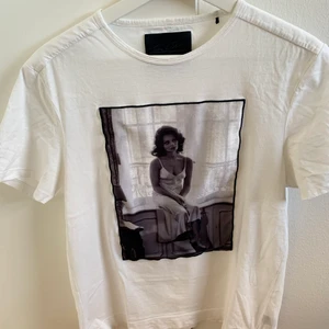 Limitato t-shirt - T-shirt från limitato i sällsynt motiv. Endast använt fåtal gånger. Storlek M, box medföljer. Hör av er vid frågor, priset kan diskuteras🤝 nypris nästan 2000kr