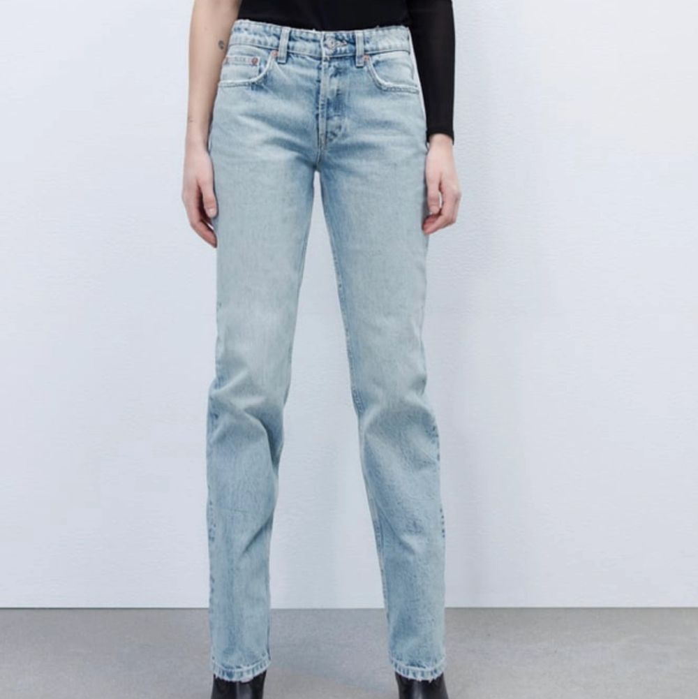 Nya jeans straight från zara. Strl 34. Slutsålda på hemsidan.💘 säljer pga att de är för små för mig.. Jeans & Byxor.
