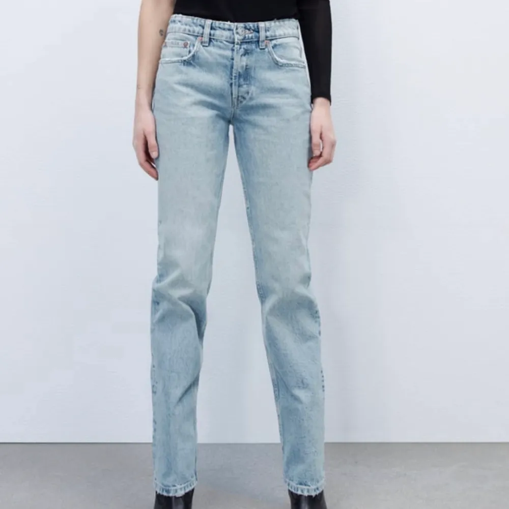 Nya jeans straight från zara. Strl 34. Slutsålda på hemsidan.💘 säljer pga att de är för små för mig.. Jeans & Byxor.
