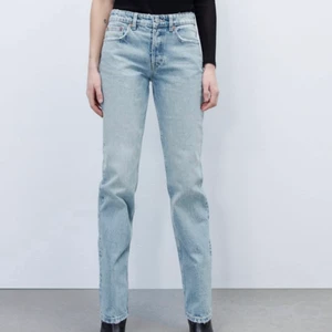 nya Jeans straight - Nya jeans straight från zara. Strl 34. Slutsålda på hemsidan.💘 säljer pga att de är för små för mig.