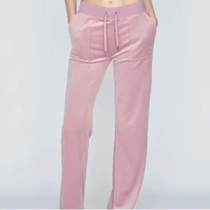 Juicy couture - Juicy couture mjukisbyxor i keepsake lilac. Endast använda några gånger. Storlek M men funkar även för mig med S. 💗 Skriv privat vad du kan erbjuda☺️