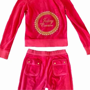 rosa juicy couture - As fin rosa lågmidjad juicy sett💓💓 säljer mitt juicy sett eftersom jag vill köpa ett annat! Köpte för ungefär 2 månader sen och inga skador alls😍😍 