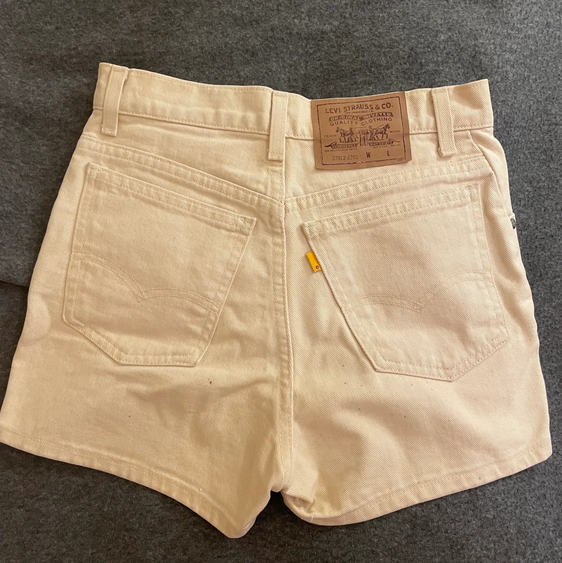 Levis shorts ljusgula 