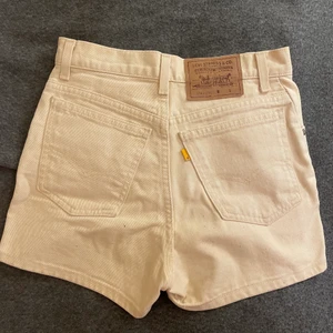 Levis shorts ljusgula  - Ljusgula högmidjade Levis shorts, superfint skick men för små för mig! Passar någon som är XXS-XS nedtill 