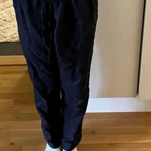 Linnebyxor  - Säljer dessa linnebyxor i storlek XS, inte andvända. Säljs så jag köpte ett par andra, är 166 och sitter perfekt. Vet inte vart dem kommer ifrån🤍