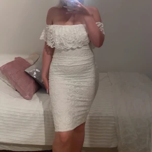 Spetsad vit klänning med volang - Jätte fin vit spetsad klänning med volang (bara testat den) säljer för den är för liten 