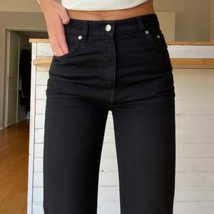 Säljer dessa svarta jeans från Arket i strl 27 i midjan, hittar inte någon angiven längd men skulle gissa på 32 i längd (passar mig som brukar ha det, är 177cm). Använda några ggr och tvättade 3-4 ggr, är i bra skick. Fråga gärna efter fler bilder! 