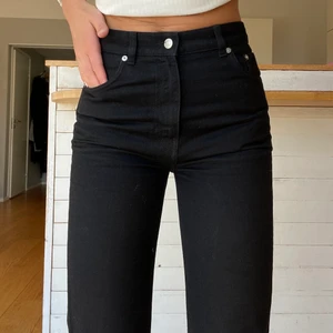 Svarta jeans från Arket i  - Säljer dessa svarta jeans från Arket i strl 27 i midjan, hittar inte någon angiven längd men skulle gissa på 32 i längd (passar mig som brukar ha det, är 177cm). Använda några ggr och tvättade 3-4 ggr, är i bra skick. Fråga gärna efter fler bilder! 