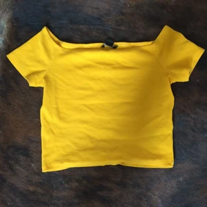 Monki t-shirt - Första bilden blev missfärgad av ljuset. Det är en mörk orange t-shirt med hals resårer nere på axelkanten. Helt oanvänd dessutom. 
