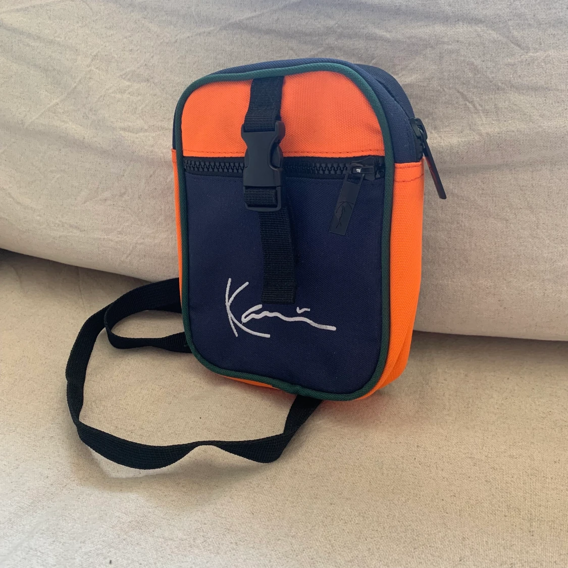 Karl kani Axelremsväska