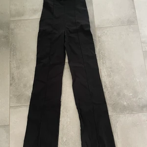 Kostymbyxor från Nelly - Detta är ett par hömidjade kostymbyxor i storlek XS. Dom är i bra skick och säljs därför för 250 kr, men det kan höjas och sänkas! Hör av dig till mig vid intresse!💗 frakten är ungefärlig och kan därför sänkas eller höjas med några kronor!💗