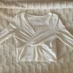 Säljer en vit vringad tröja ifrån SHEIN. Tröjan är använd fåtal gånger men är i bra kvalitet. Hör av dig om du är intresserad!