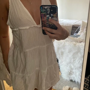 Vit Sommar Klänning - Super fin vit sommar klänning från Asos!! 🌸💕 Passar en Xs-S