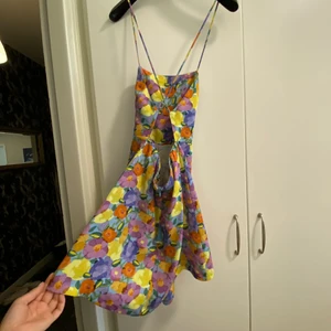 Klänning med inbyggda shorts - Klänning med inbyggda shorts, aldrig använd utan enbart testad. Köpt i Barcelona förra året på Zara, superfin men har lite problem med dragkedjan se sista bilden. Inte tröj eller så utan mer att den sprättats upp lite, fixas enkelt med nål å tråd