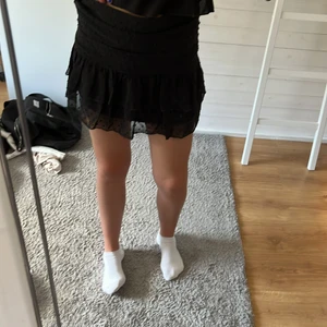 Kjol - Jättefin kjol med volang💕 super fin till sommaren, jättefin  till alla årstider 