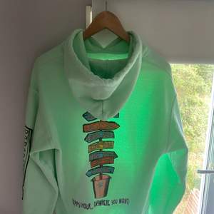 Skit snygg hoodie i grön, köpt i USA och är i storlek M.