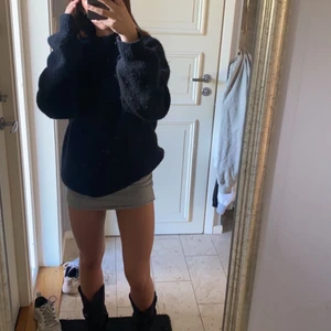 Stickad tröja - ANVÄND INTE KÖP DIREKT KNAPPEN! Jättefin stickad tröja med strechigt material i väldigt bra skick. Har storlek S i vanliga fall så denna är lite oversized. Köparen står för frakt!